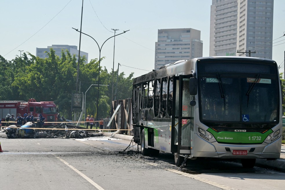 Queda de avião na Zona Oeste de SP — Foto: Nelson Almeida/AFP