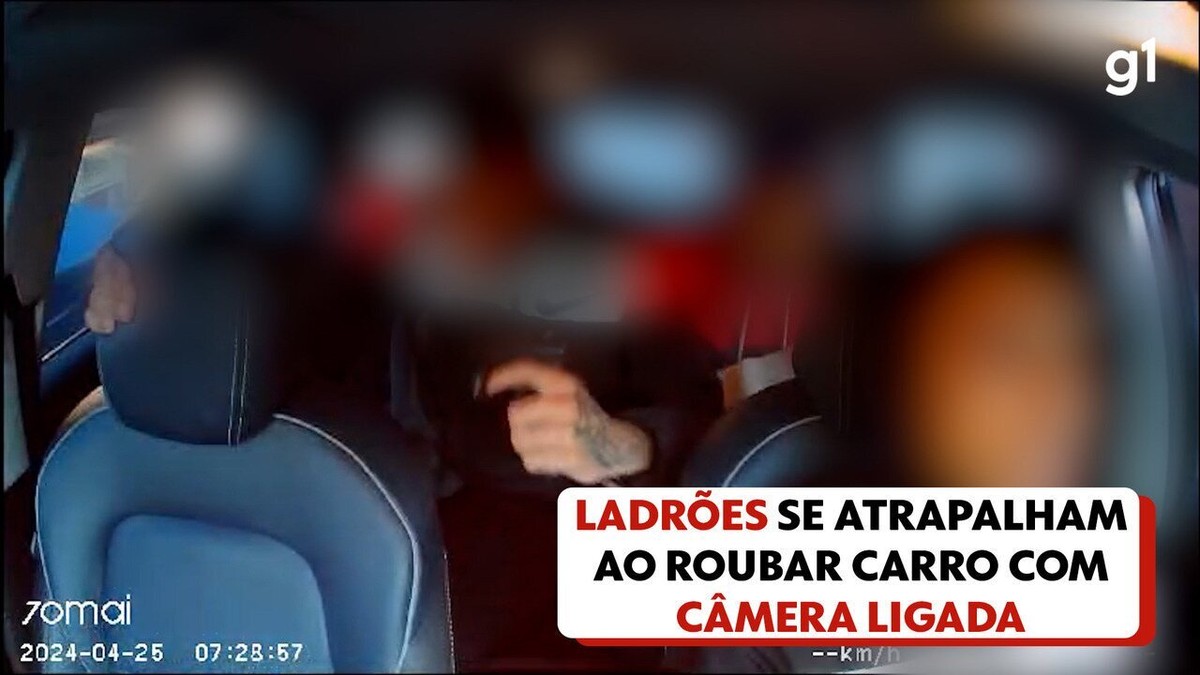 VÍDEO: assaltantes atrapalhados roubam carro, percebem que estão sendo filmados, quebram vidro e discutem entre si: 'Você é burro'