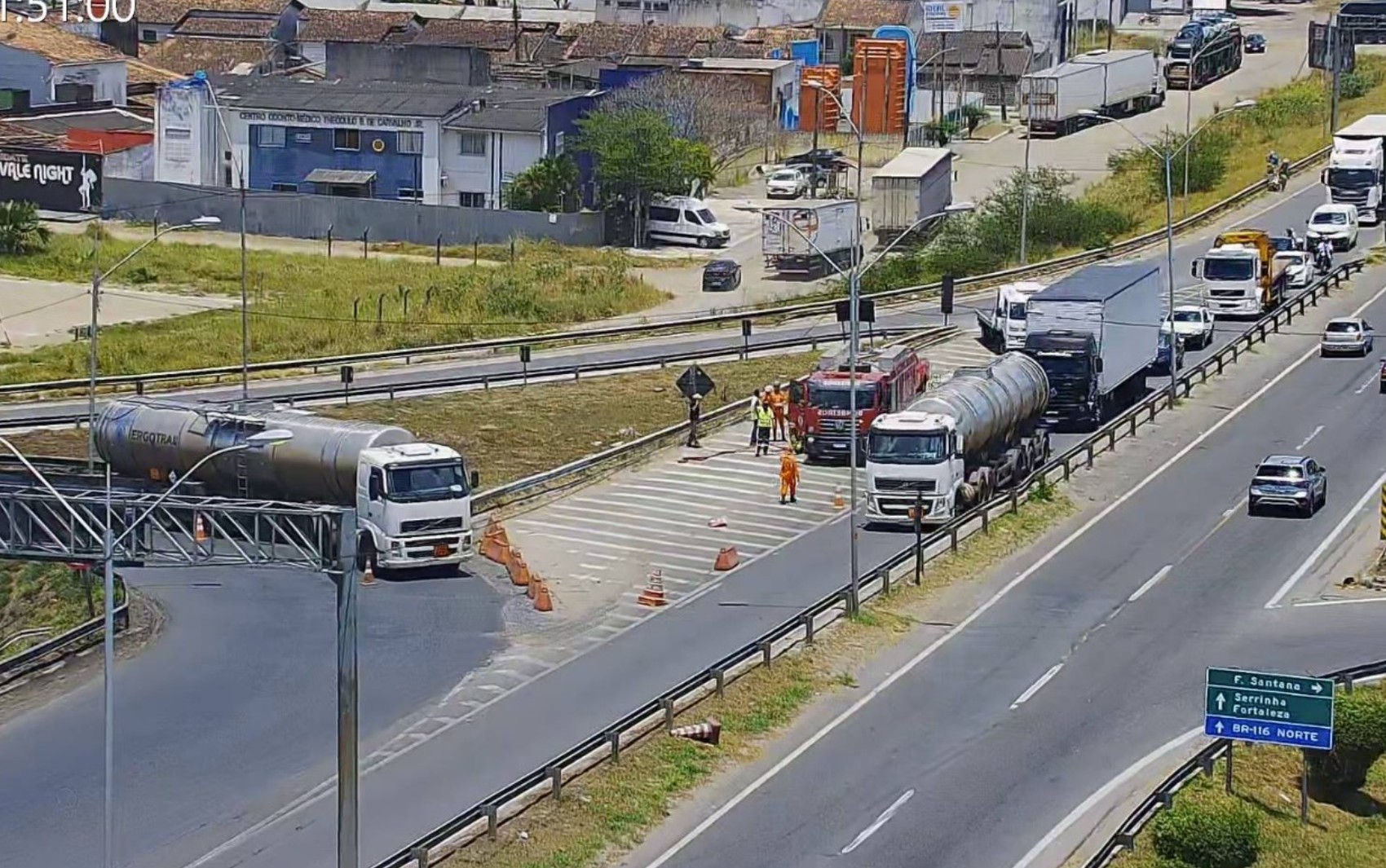 Produto químico vaza após carreta quebrar na BR-324, em Feira de Santana