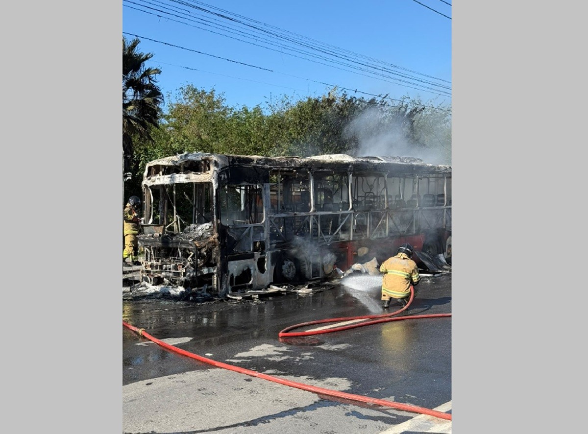 Ônibus pega fogo e fica destruído em Maricá; passageiros desembarcam sem ferimentos
