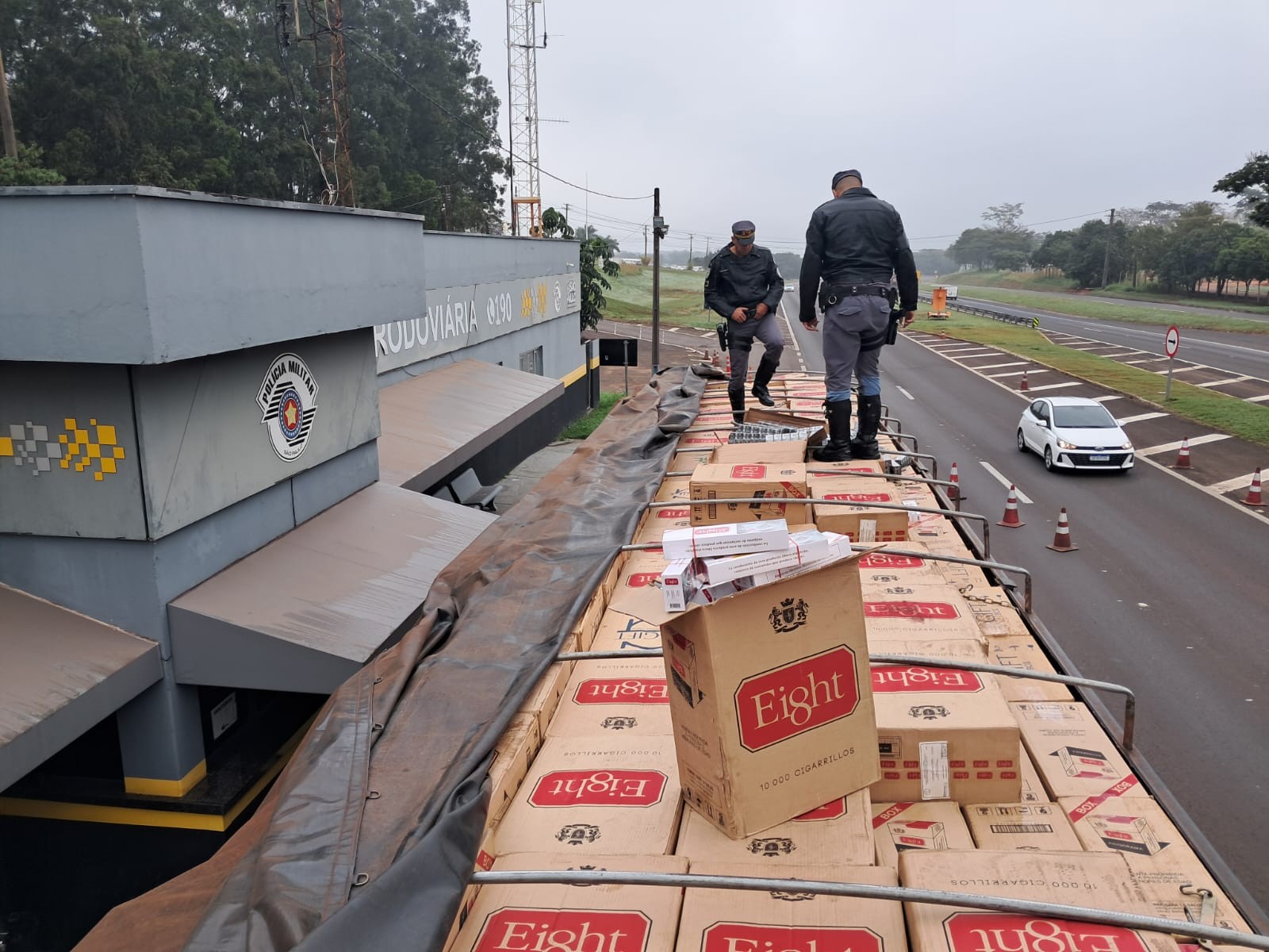 Paraguaios são presos com carga de 400 mil cigarros avaliadas em R$ 2,5 milhões, em Rancharia