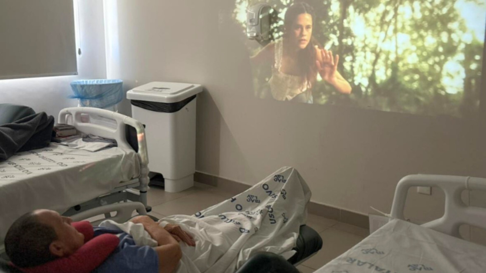 Hospital faz sessões de cinema para pacientes oncológicos internados, em Fortaleza