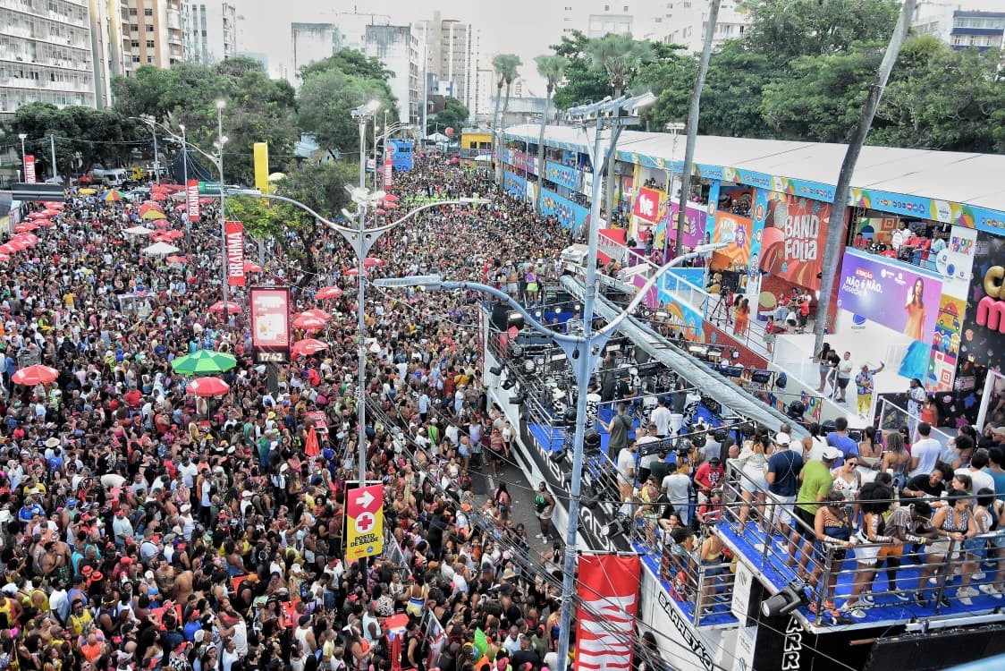 Quarto dia do carnaval de Salvador tem homenagem a Preta, Brown defendendo Claudia Leitte e despedida de Carla Perez