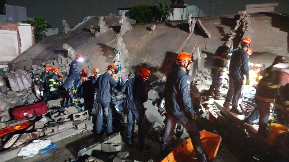 Bombeiros trabalham na busca sob os escombros — Foto: Divulgação/Corpo de Bombeiros