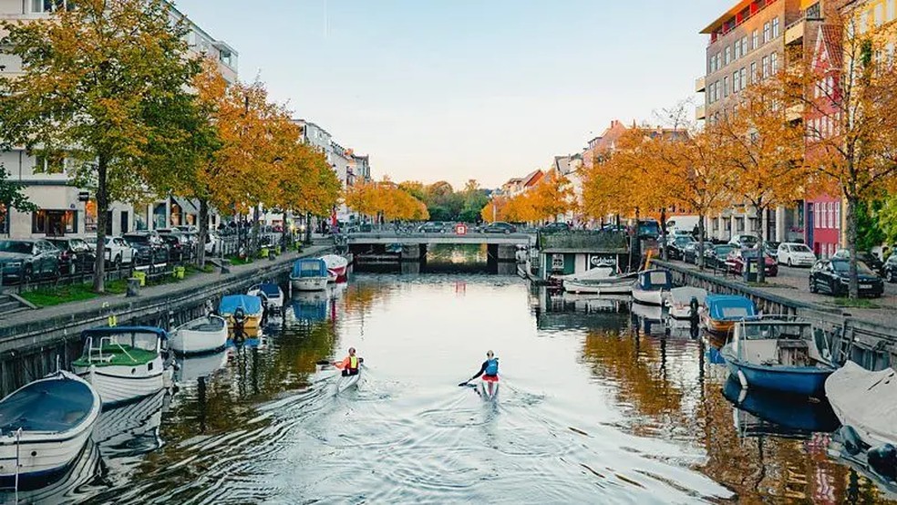 Os canais de Copenhague são fundamentais para o dia a dia dos moradores, permitindo que eles nadem, passeiem de caiaque e pratiquem paddleboard por toda a cidade — Foto: Getty Images via BBC
