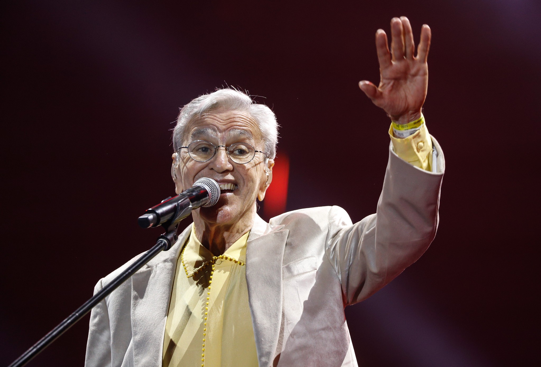 Caetano Veloso agradece Otto Alencar por corrigir senador que disse que ele pegou em armas: 'Fake news'