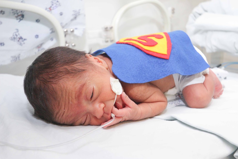 Vestidos de heróis, bebês prematuros participam de ensaio fotográfico em  hospital do Recife, Pernambuco
