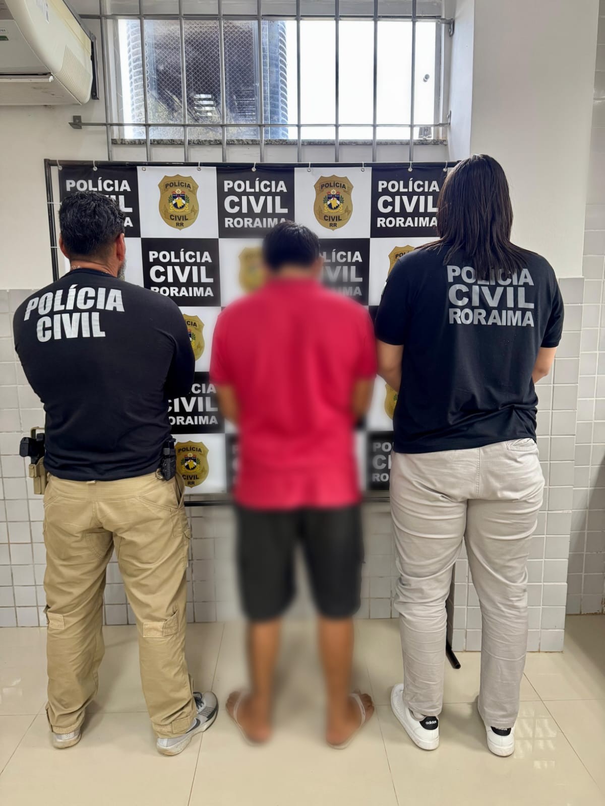 Homem é preso por cortar cabelo e golpear ex com faca enquanto ela segurava filha no colo