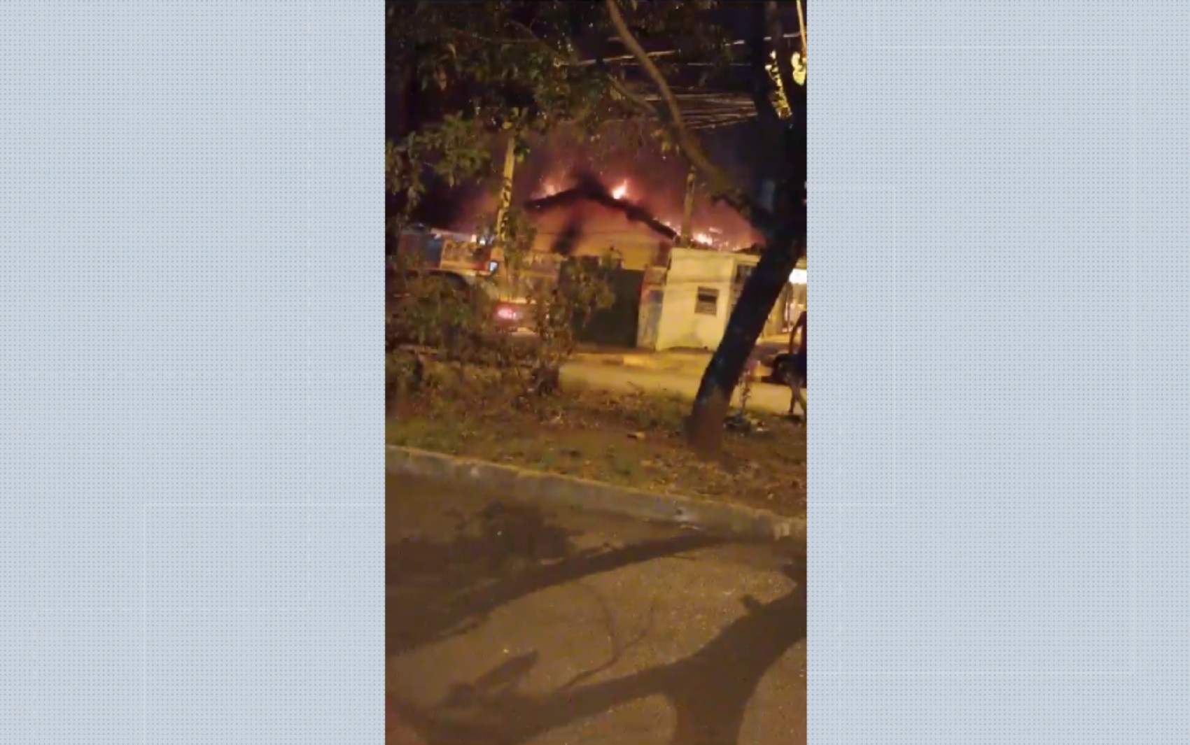 Incêndio destrói casa e deixa família desabrigada em Ribeirão Preto, SP