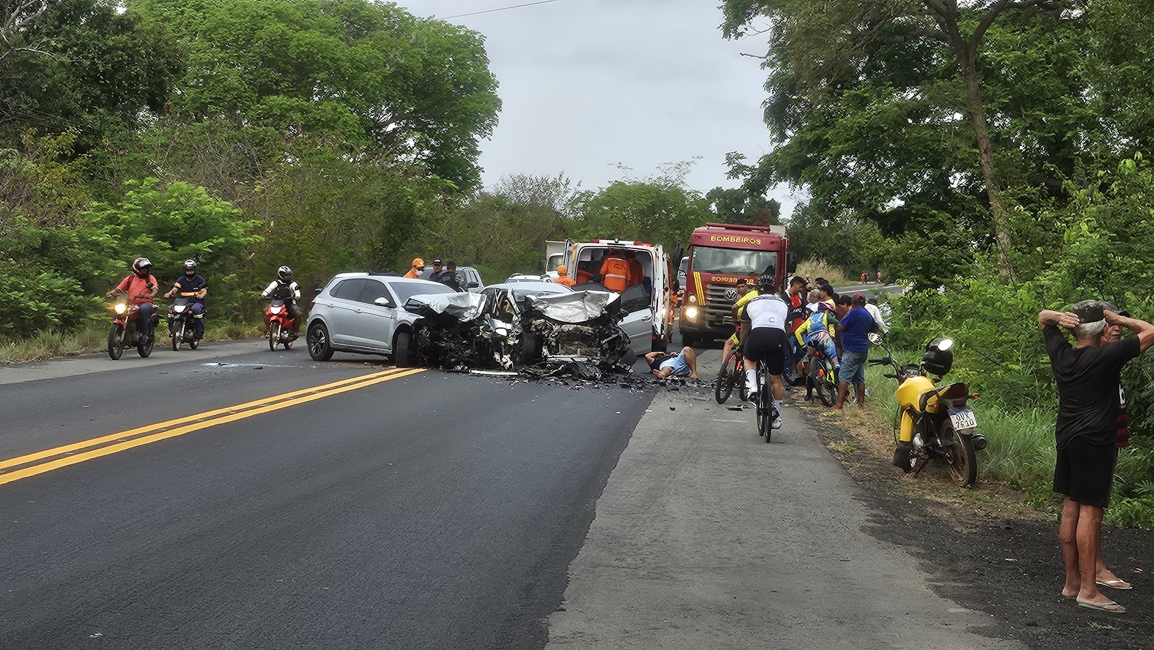 Cinco pessoas ficam feridas em grave acidente na BR-343; carros ficaram destruídos