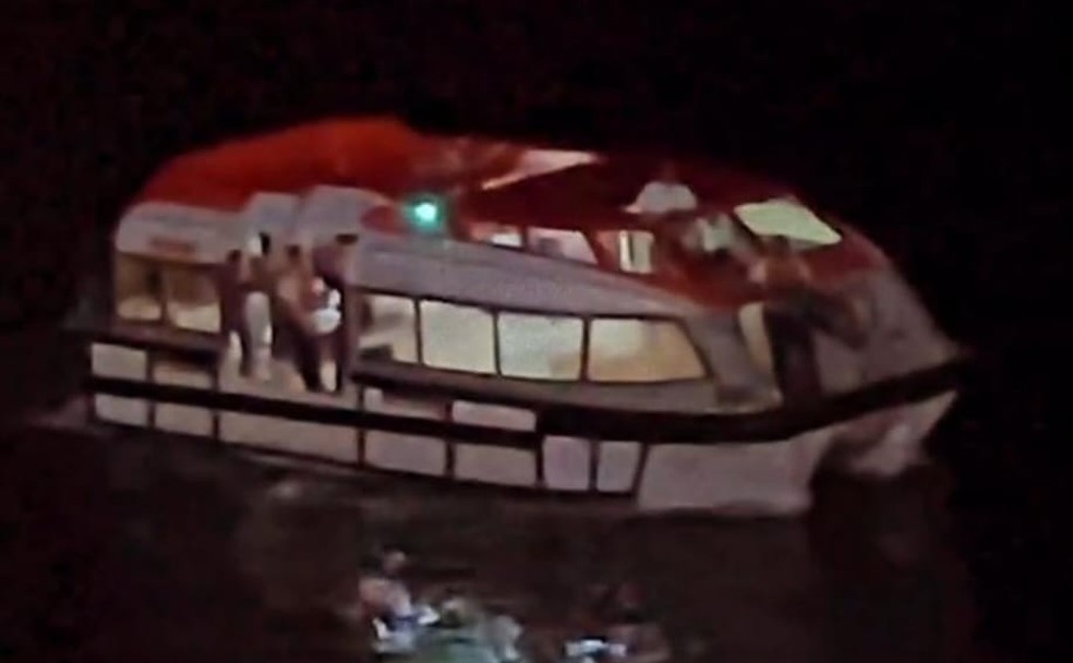 Embarcação levando vítimas de naufrágio para a guarda costeira — Foto: Reprodução/Redes sociais