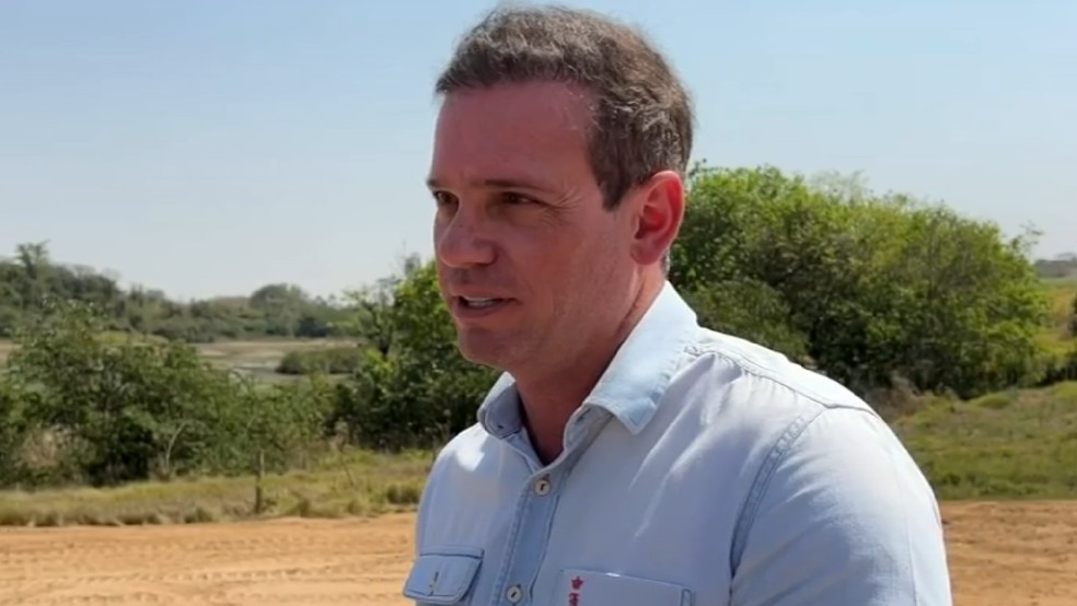3 de 5
Marido da prefeita de Bauru e secret&aacute;rio, Renato Purini &eacute; preso em casa durante opera&ccedil;&atilde;o do Gaeco &mdash; Foto: TV TEM