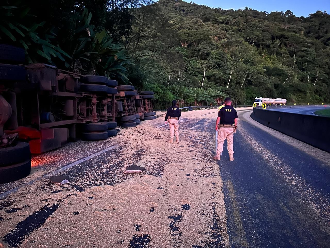 36 mil litros de etanol vazam após batida entre caminhões na BR-277, no Paraná