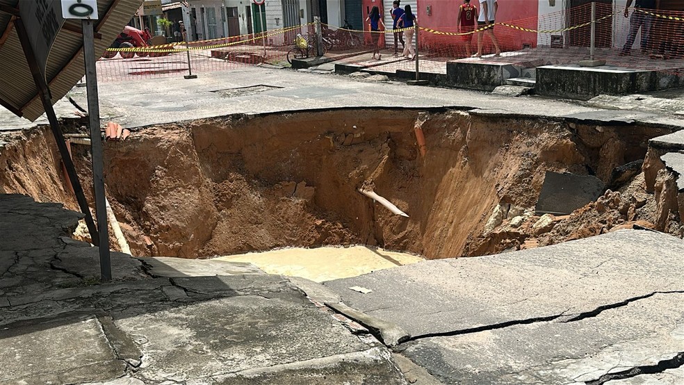 Chuva abre cratera na Zona Norte de Natal — Foto: Pedro Trindade/Inter TV Cabugi