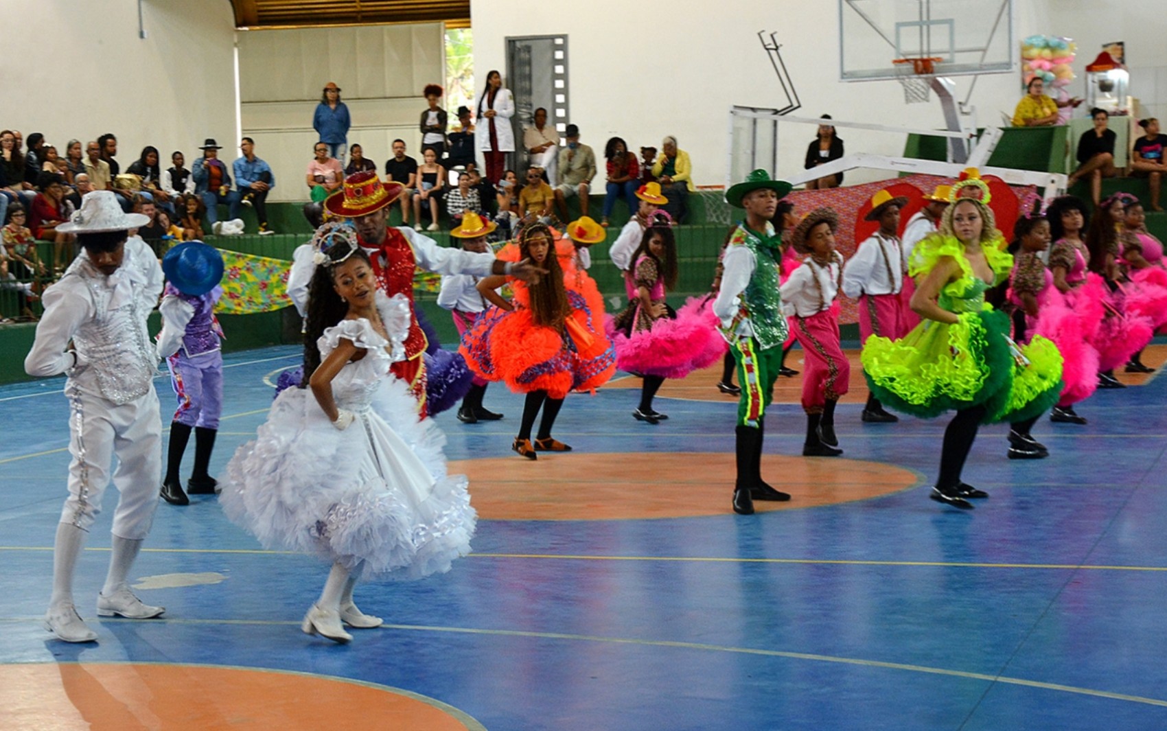 Festival de quadrilhas juninas reúne 29 grupos e tem entrada gratuita em Feira de Santana; saiba mais