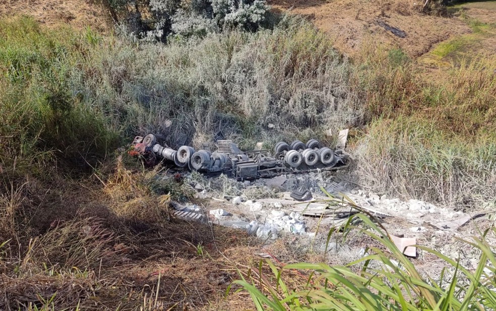 Motorista de carreta morre após perder controle em curva e cair em ribanceira na BR-146, em MG — Foto: Polícia Rodoviária Federal