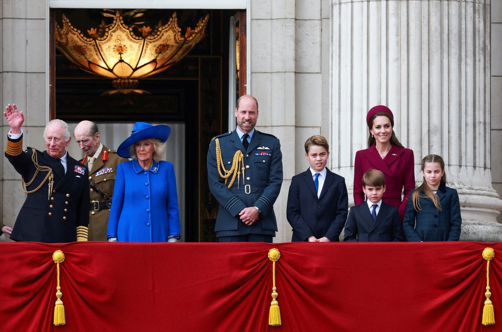 Rei Charles III ao lado da mulher, Camilla e do filho, príncipe William, com a mulher, Kate, e os 3 filhos — Foto: REUTERS/Phil Noble