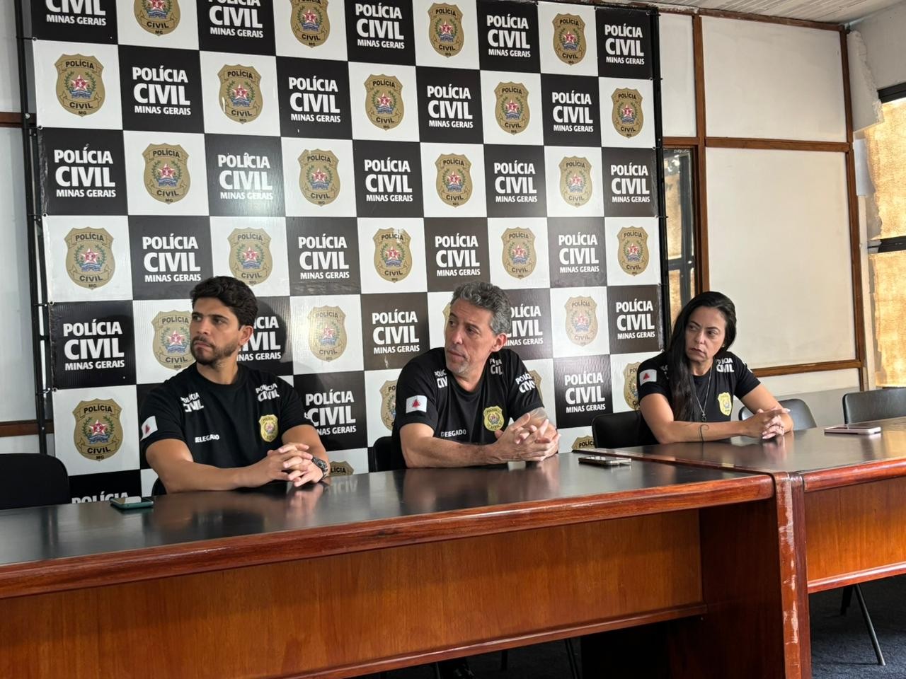 Morte em carro de aplicativo e espancamento após briga de bar: Polícia conclui investigações e prende 11 ligados ao Comando Vermelho em Juiz de Fora