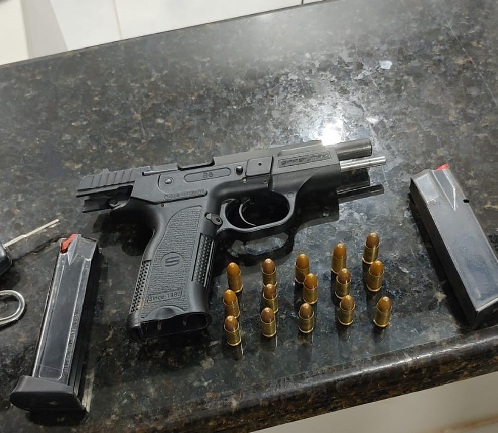 Pistola que um dos suspeitos deixou cair quando saiu correndo — Foto: Divulgação/PC-TO