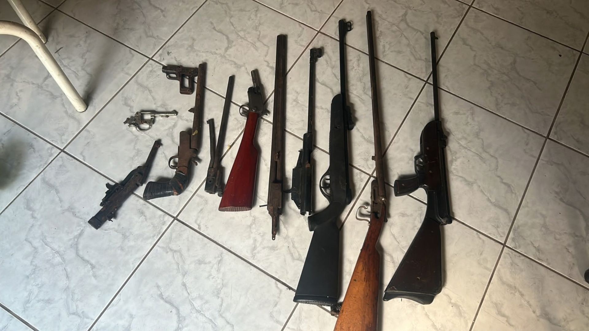 Suspeito de fabricar armas é preso com arsenal e máquinas em MT