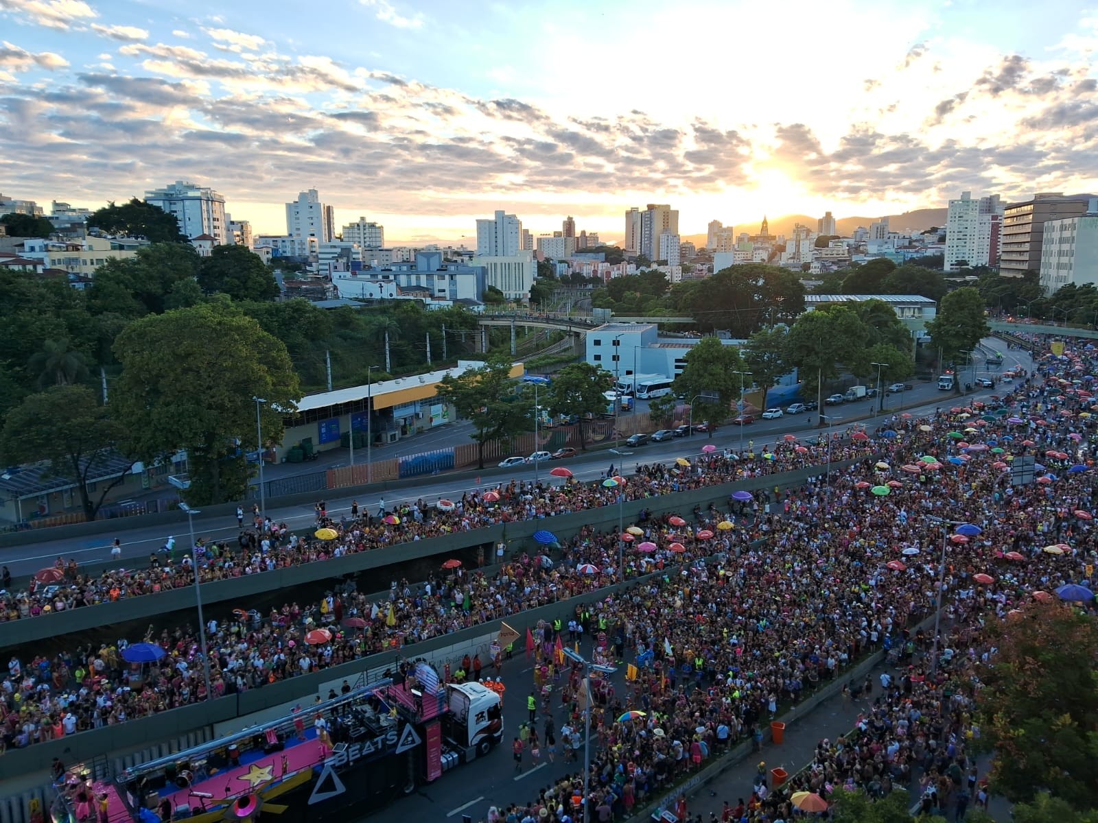 'Então, Brilha!' agita o carnaval de BH antes do sol nascer