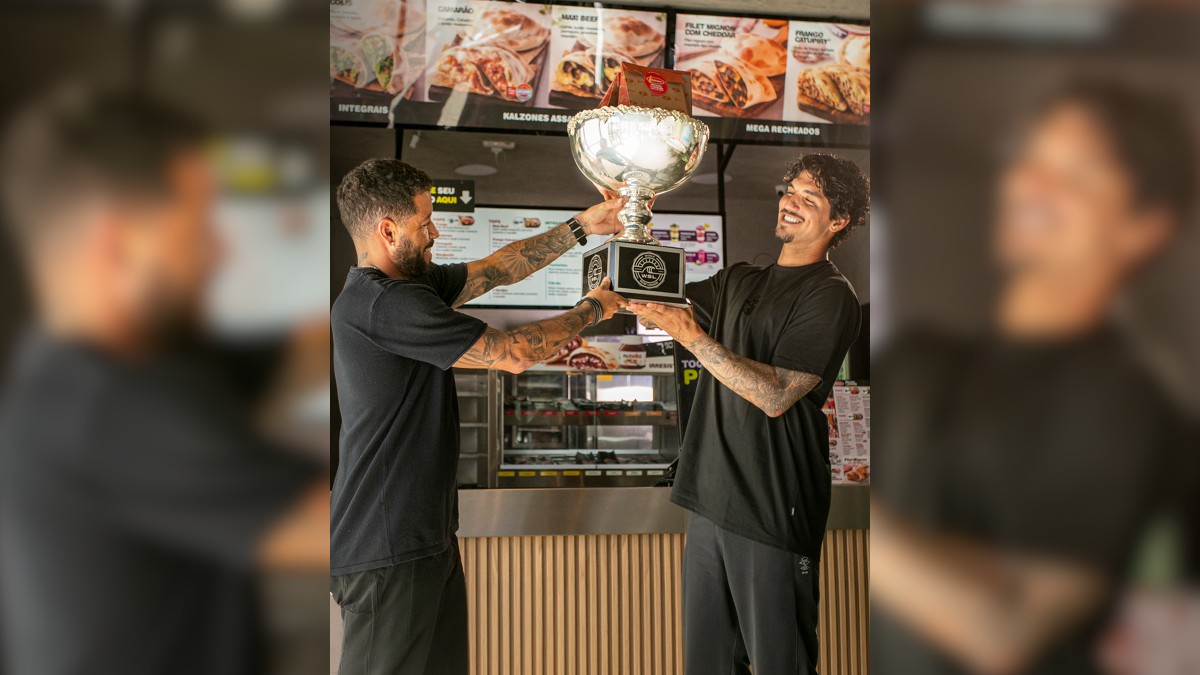 
Parceria entre Medina e Mineirinho reforça presença da Mini Kalzone no surfe mundial