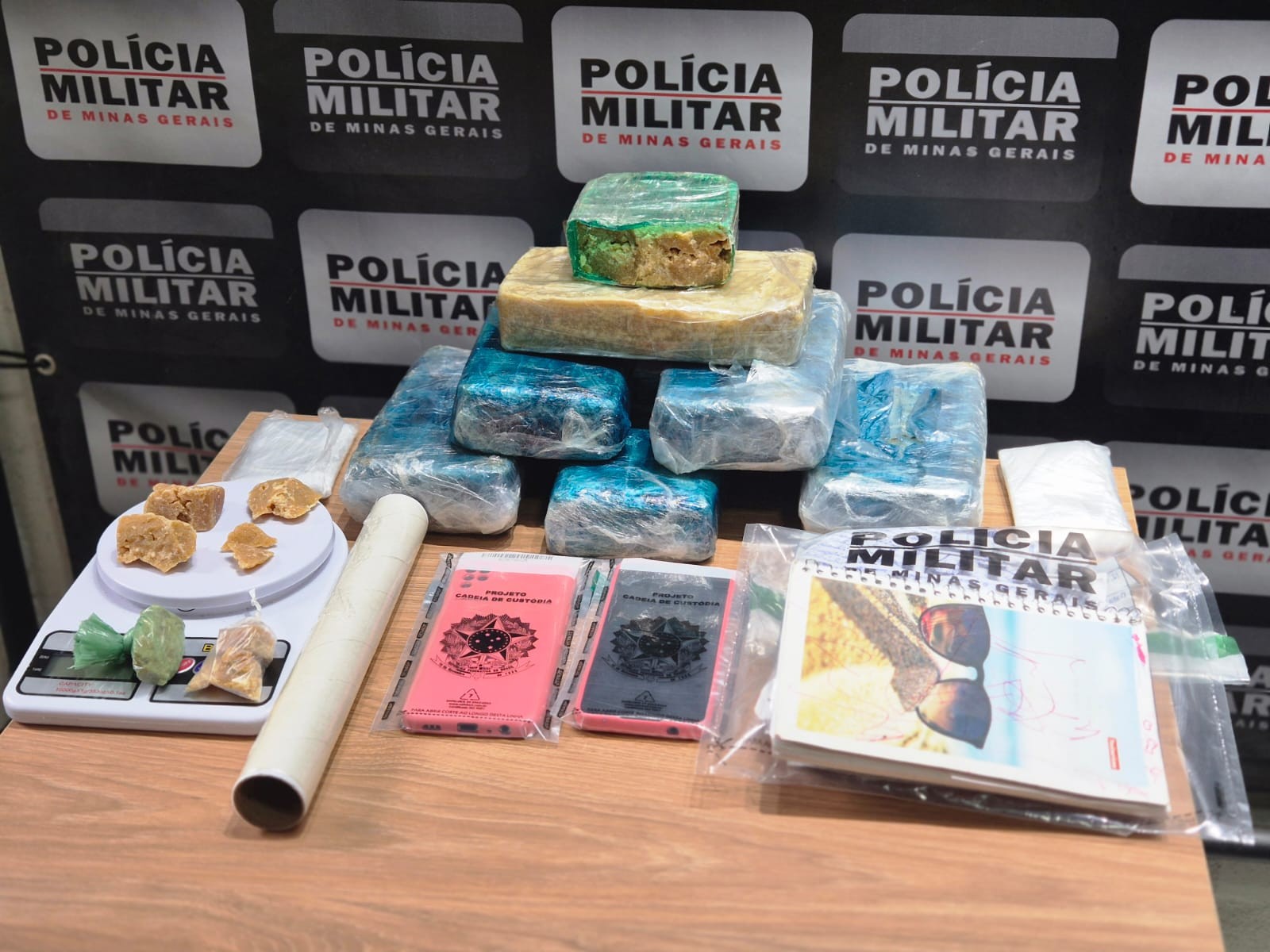 Busca e apreensão da PM termina com drogas encontradas dentro de casa em Manhuaçu 