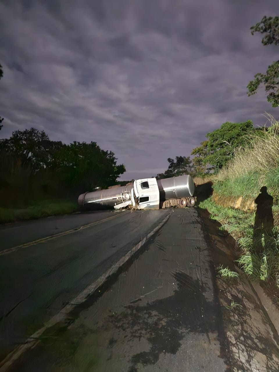 Tombamento de caminhão-tanque carregado com 40 mil litros de álcool deixa BR-365 totalmente interditada em Jequitaí; já são mais de 14 horas de interdição