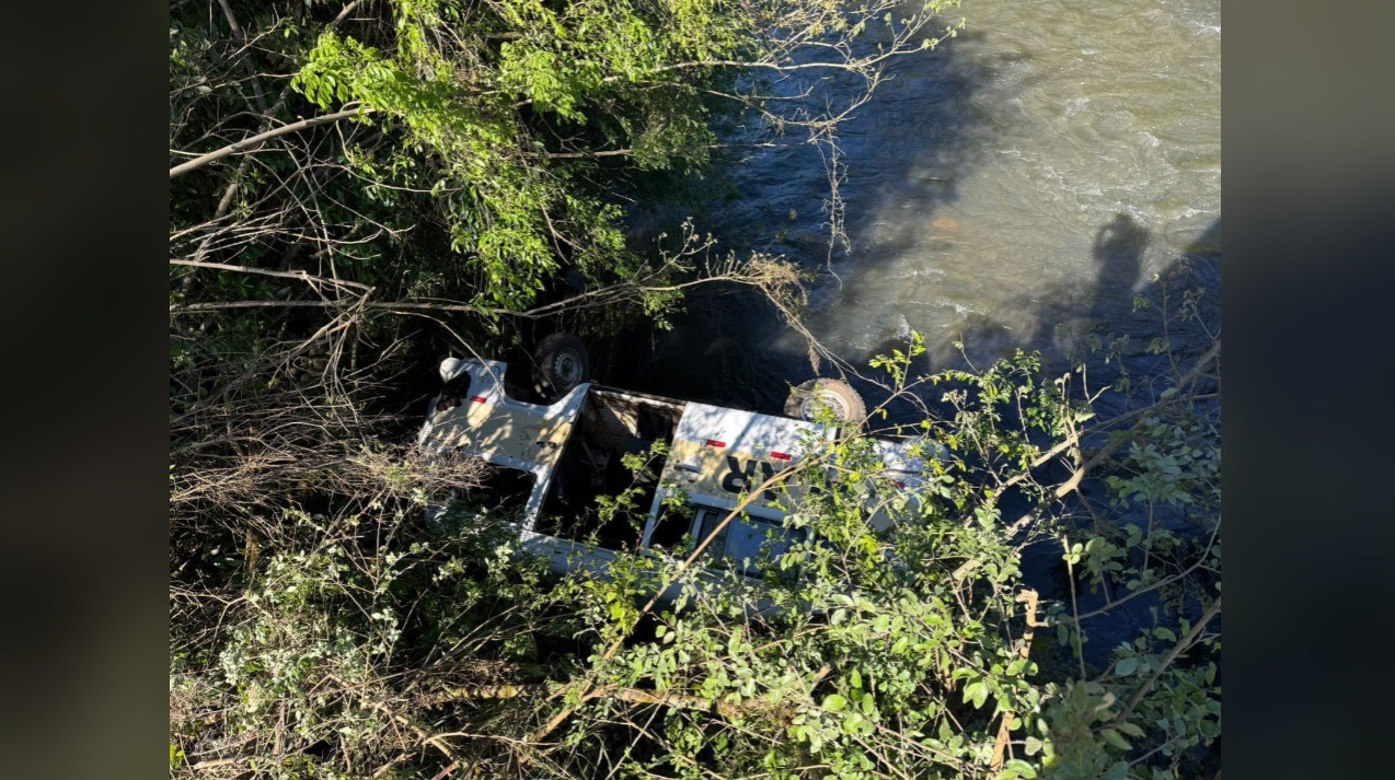 Kombi escolar com crianças e mulher grávida capota e cai em rio de SC