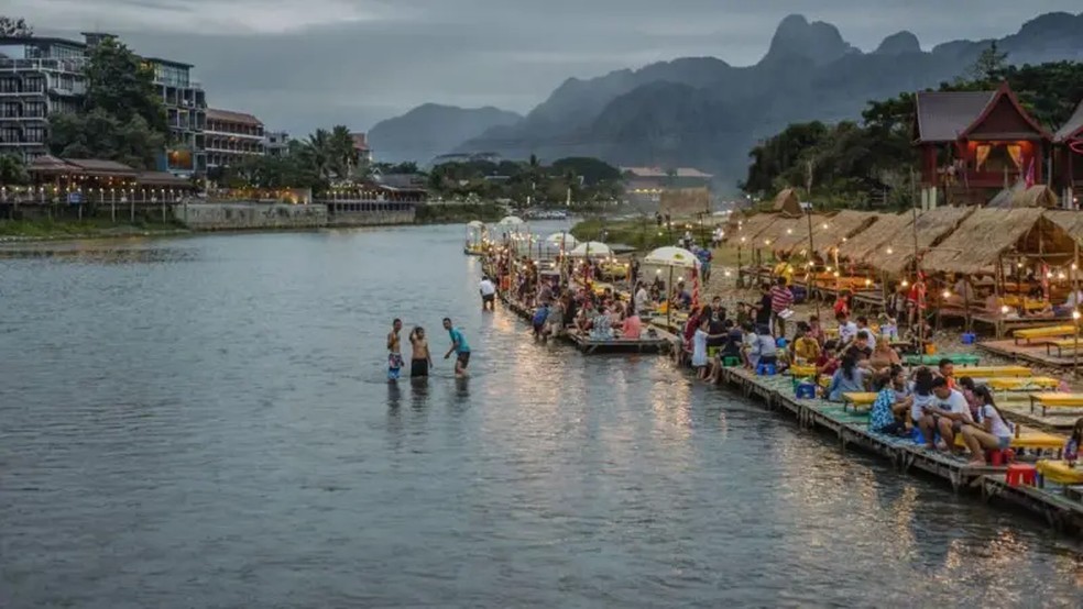 Vang Vieng no Laos é popular entre os mochileiros que viajam pelo Sudeste Asiático — Foto: Getty Images/BBC