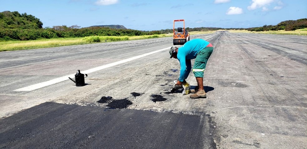 Após Anac proibir pousos de aeronaves a jato em Noronha, manutenção na pista  do aeroporto é intensificada | Viver Noronha | G1