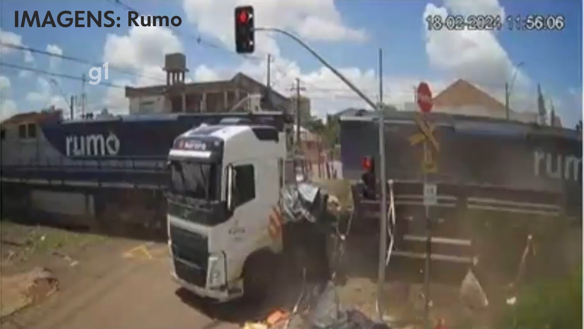 VÍDEO: Carreta avança sinal vermelho, atinge trem que descarrila e invade residência