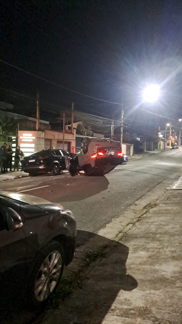 
Carro bate em veículo estacionado, capota e atinge caçamba e outro carro em Mogi das Cruzes