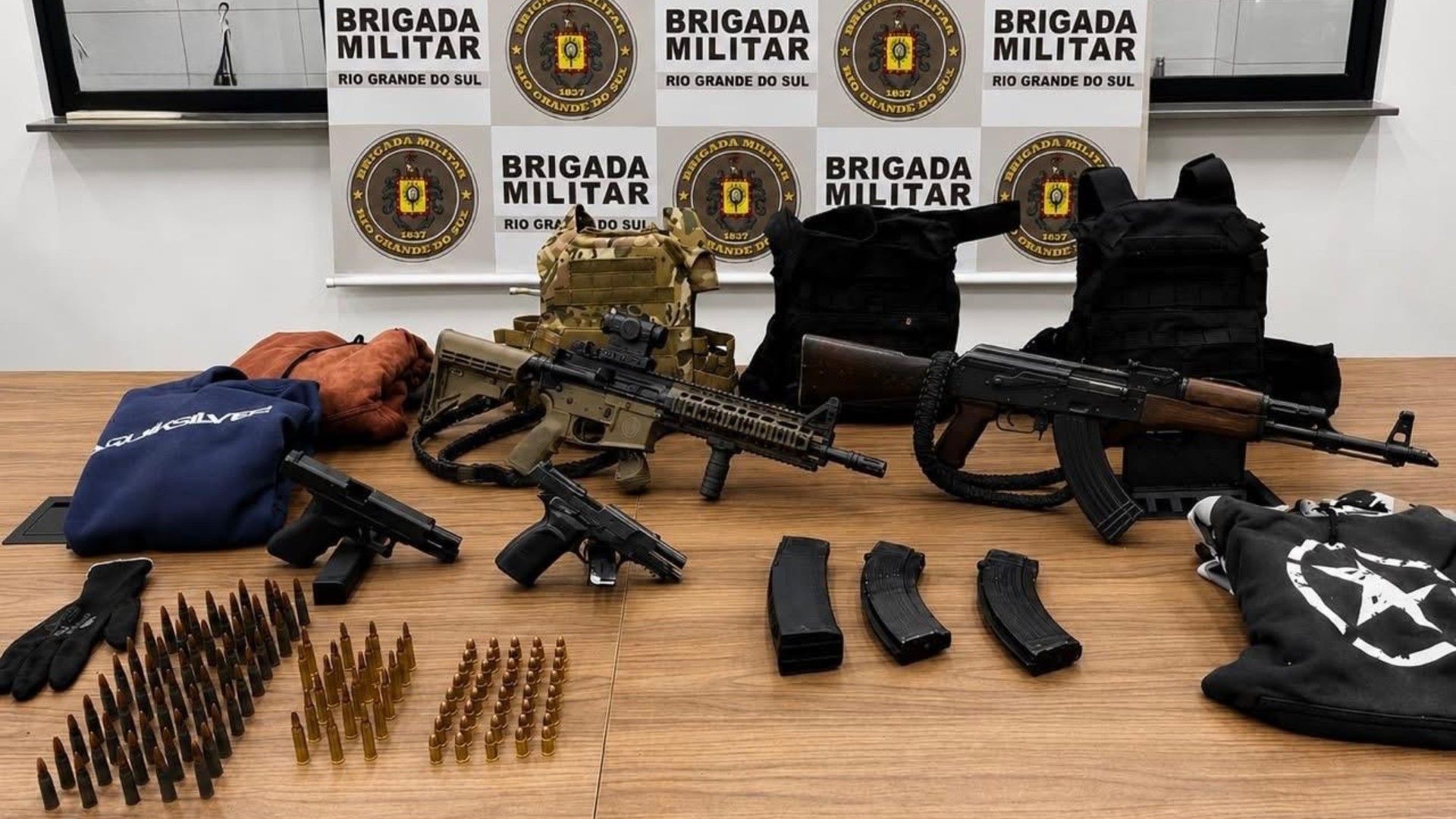 Suspeito de matar homem em ataque a tiros em estacionamento de supermercado é preso com arsenal de guerra no RS