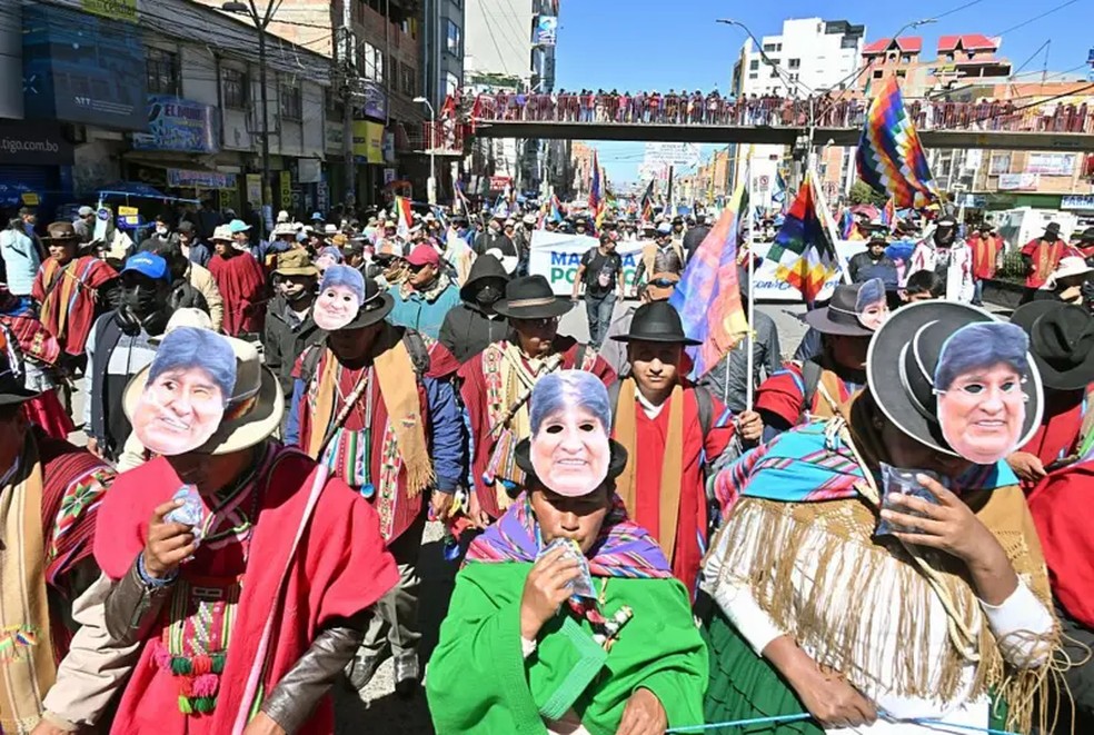 Apoiadores de Evo fizeram diversos protestos contra a decisão que o impediu de disputar mais um mandato em 2025 — Foto: AIZAR RALDES/AFP via Getty Images