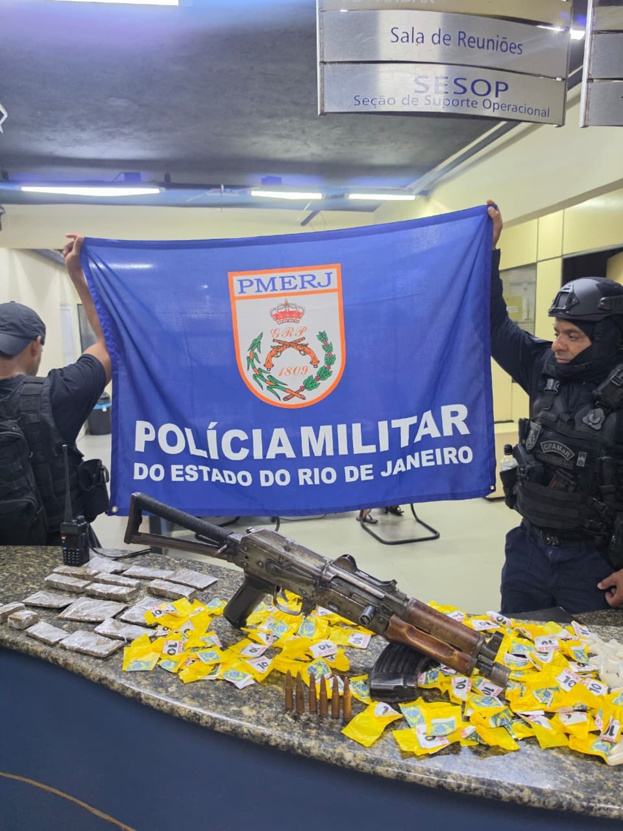 Polícia Militar apreende fuzil AK-47 e drogas após troca de tiros em Angra dos Reis