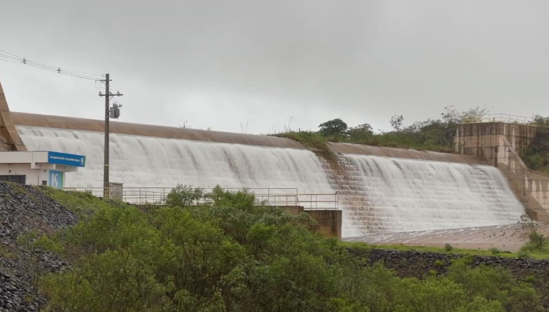 Volume de chuva faz represa do Rio Pardo transbordar pela primeira vez desde a inauguração em Botucatu