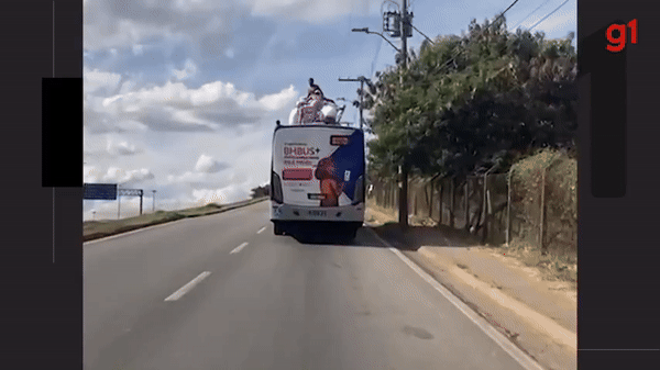 Torcedores do Cruzeiro 'surfam' no teto de ônibus a caminho do Mineirão; VÍDEO