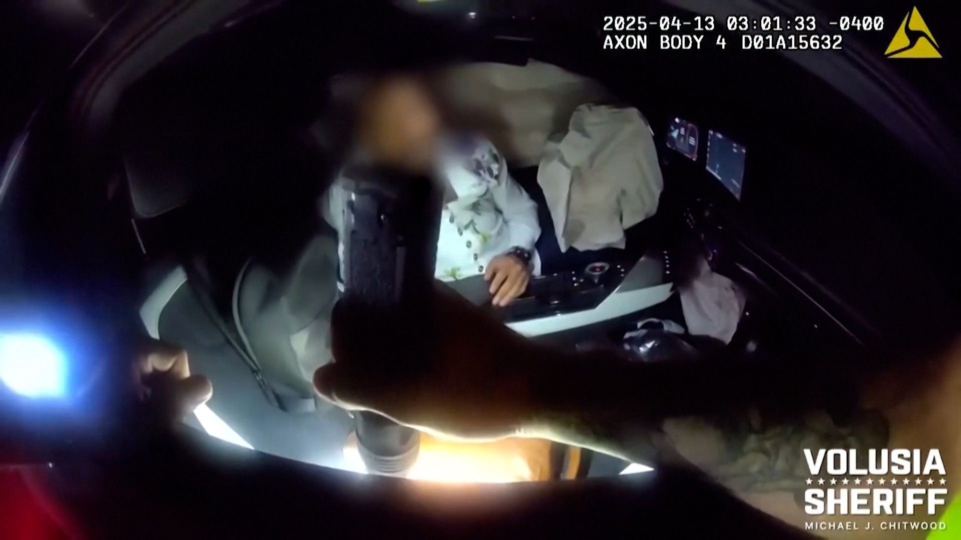 Câmera flagra momento em que policiais escapam por pouco de atropelamento nos EUA; VÍDEO