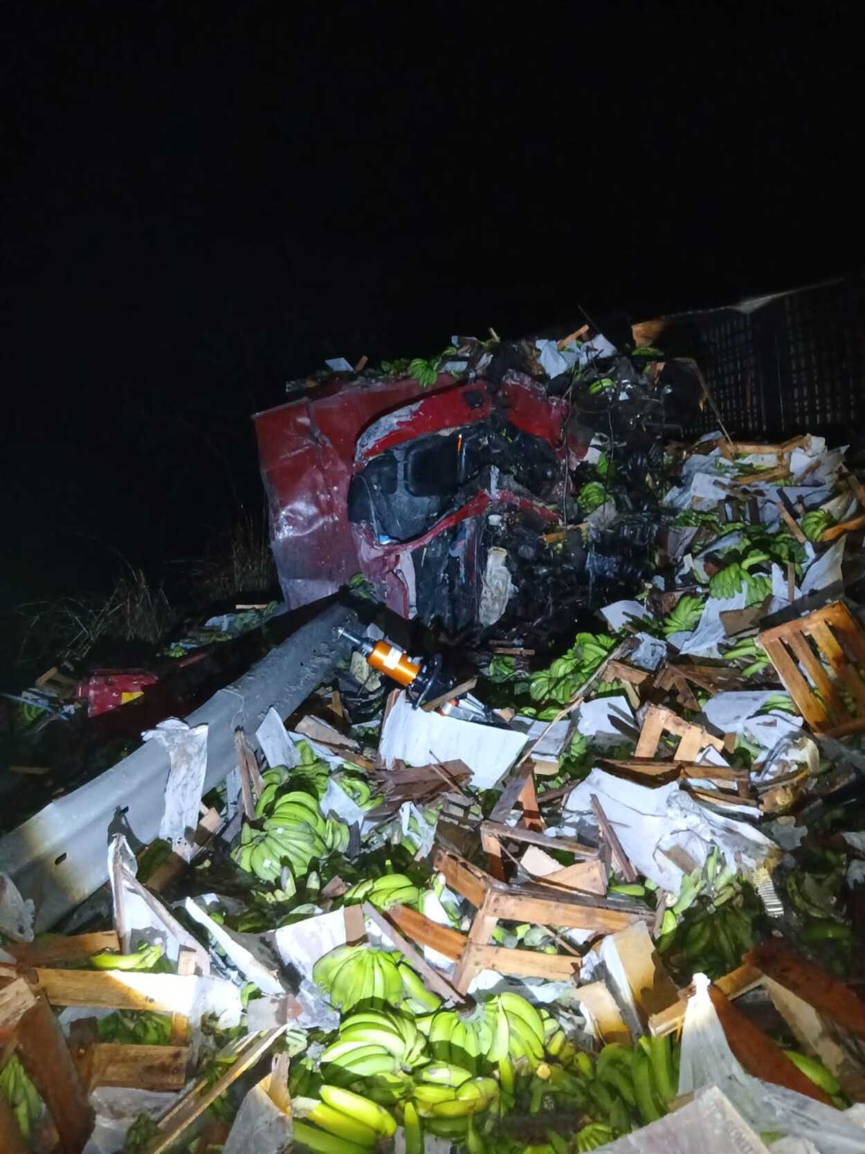Motorista morre em batida entre caminhões na BR-135