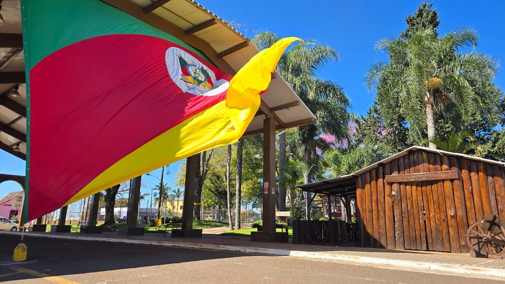 Bandeira gigante na Rua Coberta de Augusto Pestana — Foto: Assessoria de imprensa/ prefeitura municipal