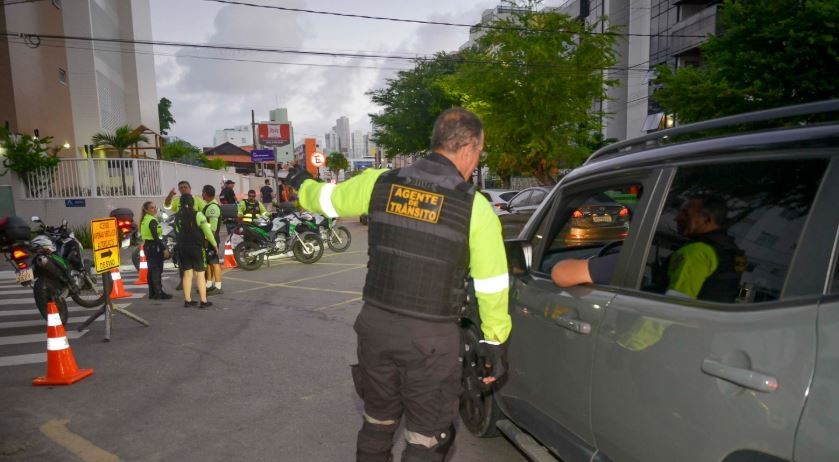 Serviço de emergência da Cagepa provoca desvio na Avenida Cruz das Armas, em João Pessoa