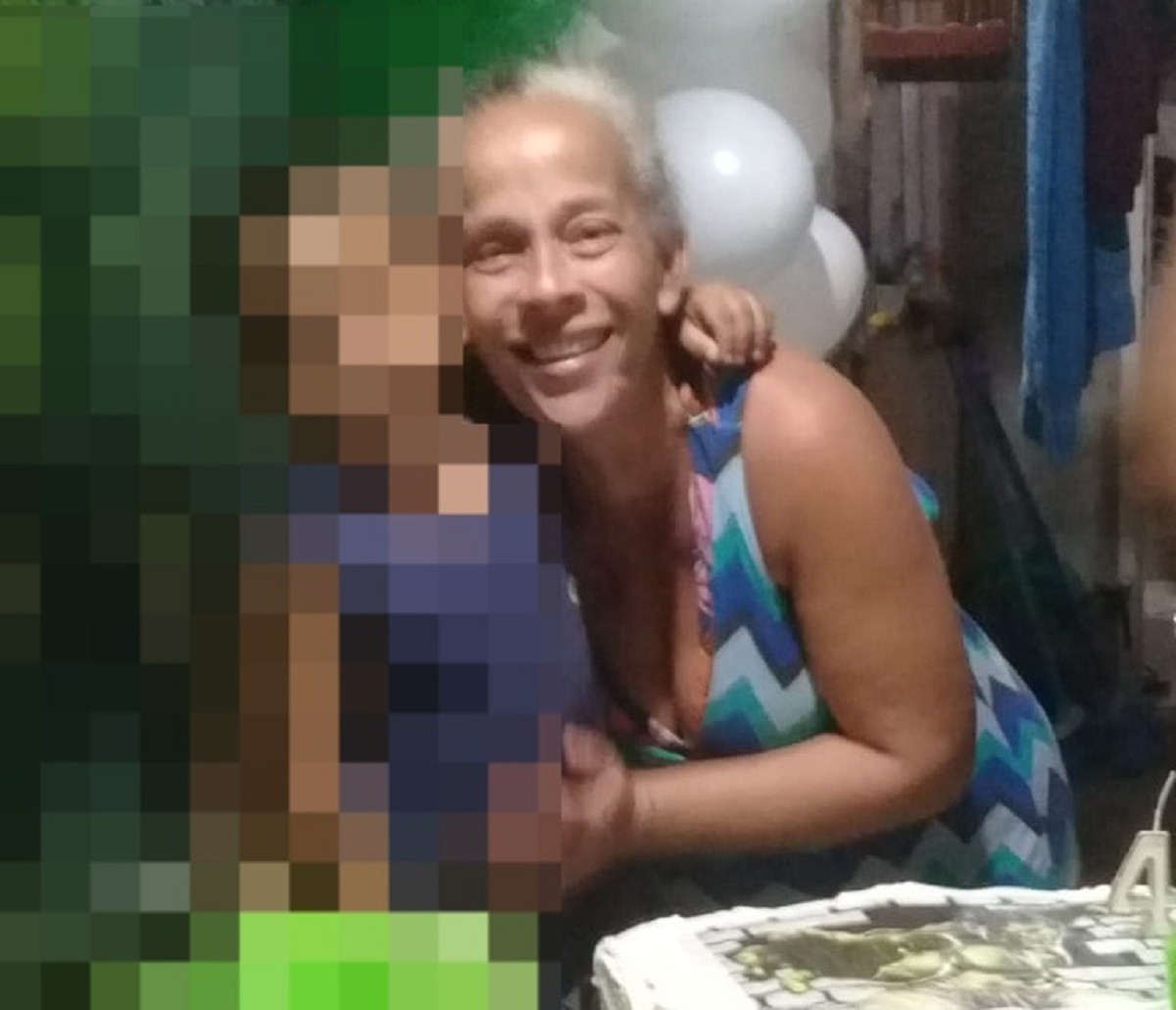 Who was a woman found dead with her daughter alive next to her body in MG; husband was arrested on suspicion of the crime