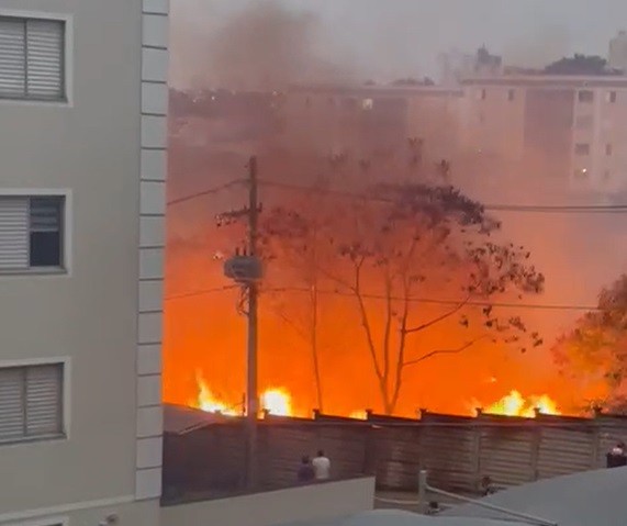 Incêndios atingem áreas de vegetação em Campinas e em trecho da Anhanguera entre Vinhedo e Louveira