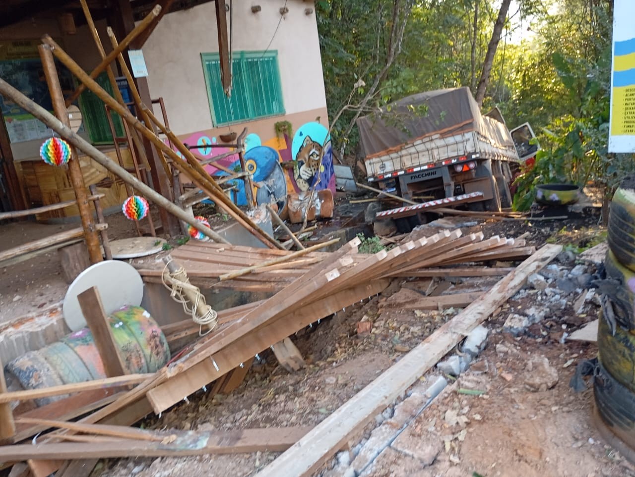 Caminhão desgovernado invade escadaria de cachoeira em Taquaruçu