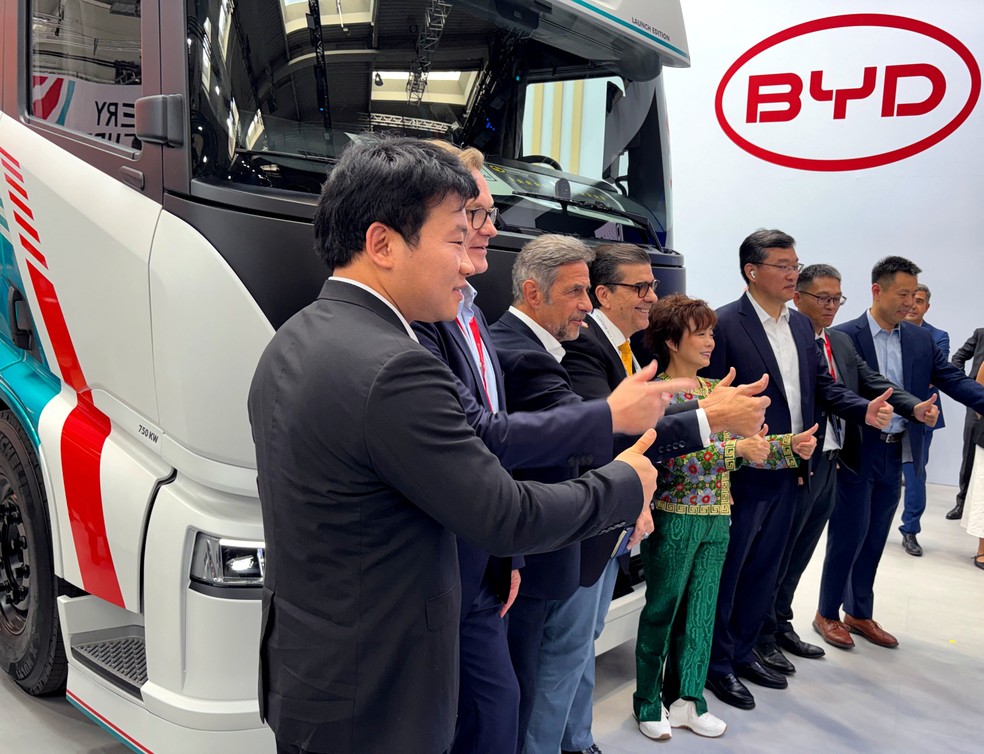 Stella Li, responsável pelo negócio internacional da BYD, apresenta o caminhão elétrico ETT 44 durante feira em Hanover, na Alemanha. — Foto: REUTERS/Ilona Wissenbach