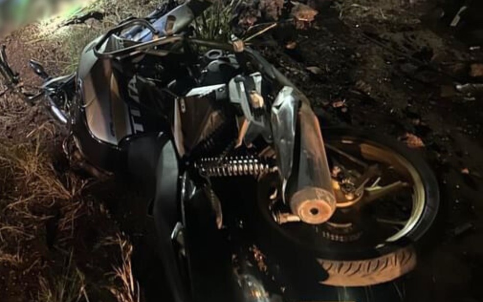 Moto em que estava homem socorrido por cantor — Foto: Arquivo pessoal / Athos Prado