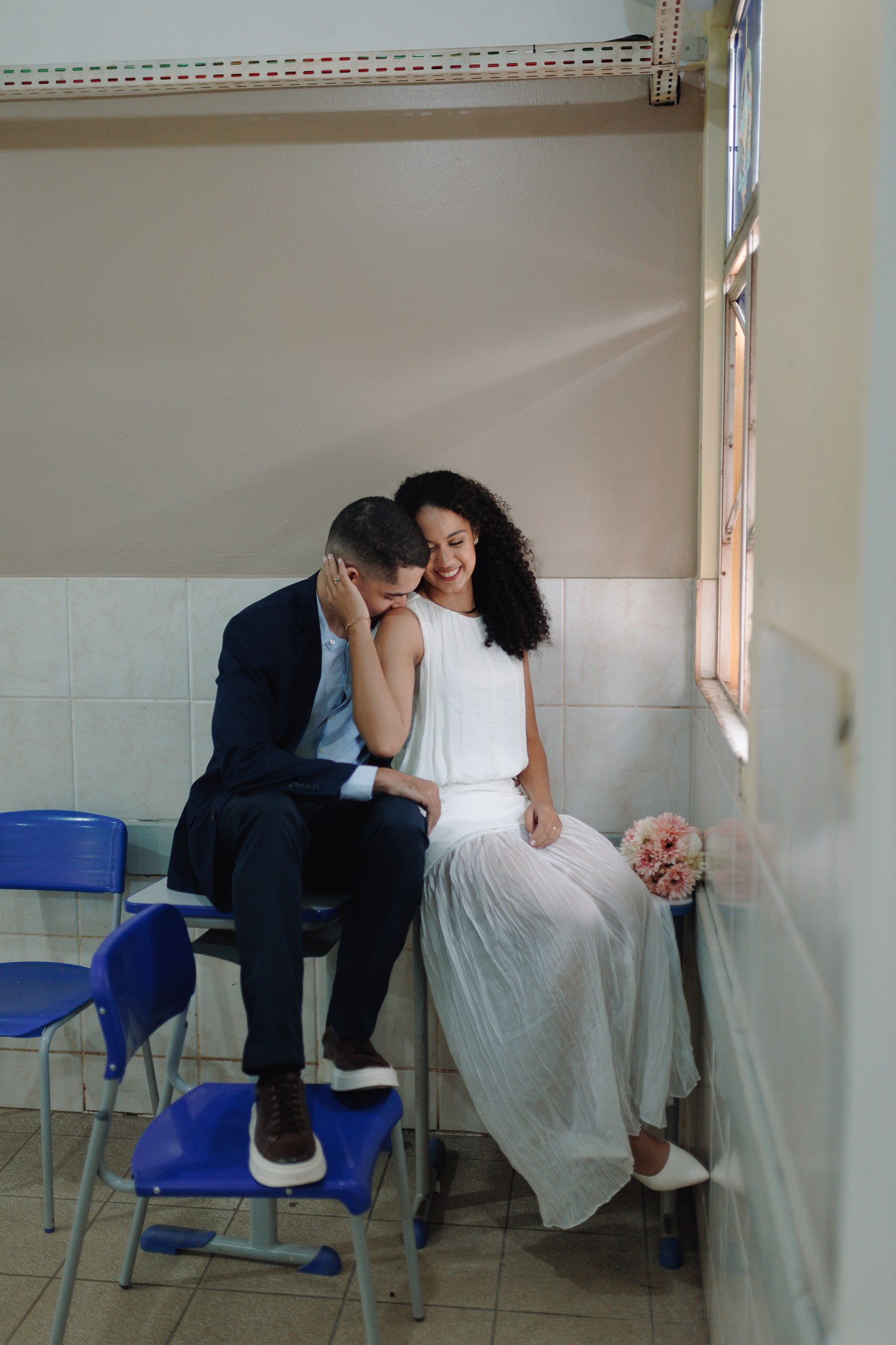 Casal volta à escola onde se conheceu para ensaio de casamen