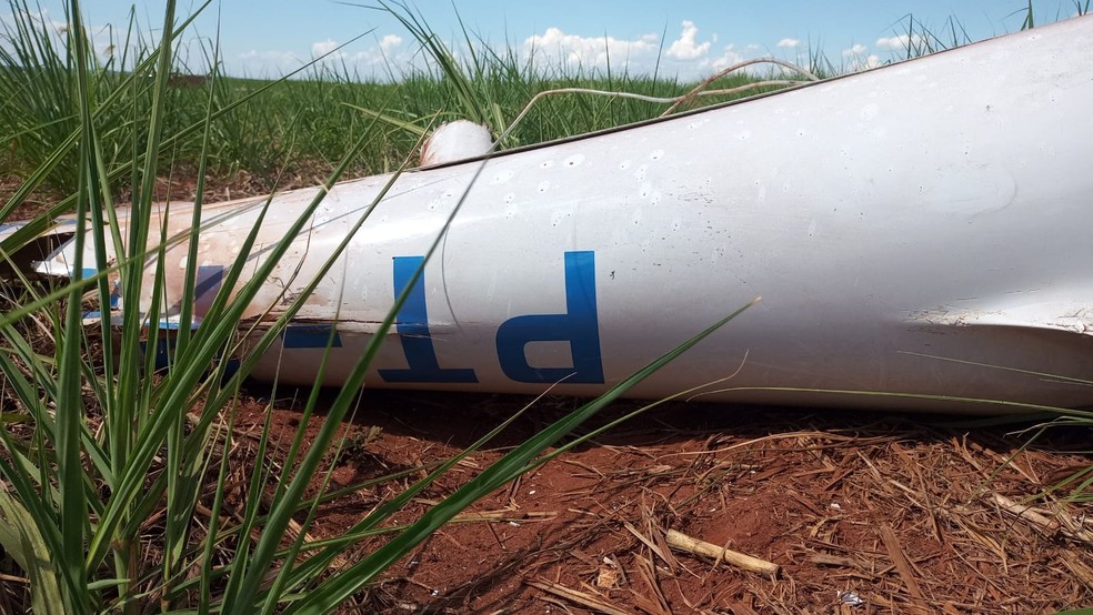 Piloto morre após planador cair às margens da Rodovia Marechal Rondon, em Lençóis Paulista — Foto: Corpo de Bombeiros/Divulgação