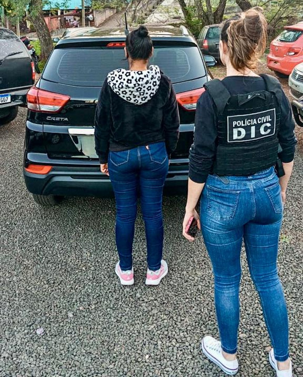 Mulher é presa em flagrante durante operação contra tráfico de drogas em Chapecó — Foto: Polícia Civil/Divulgação